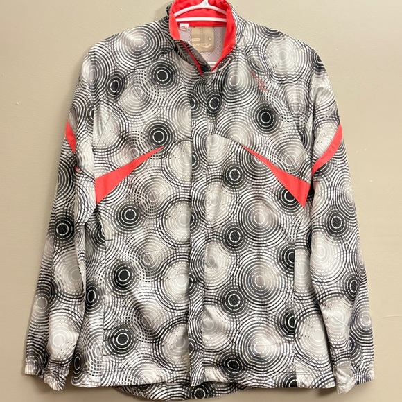 Saucony Black & White Swirl Running Jacket with Vibrant Coral Accents - Picture 2 of 16